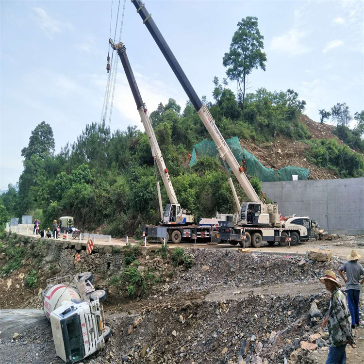 盘县汽车掉沟里叫吊车救援要多少钱